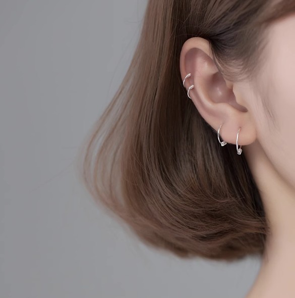 “เช็คสินค้าทัก line ก่อนโอนนะคะ”ต่างหูสำหรับผิวแพ้ง่าย เงินแท้ 92.5% ห่วงเรียบ Tiny Hoop_ES232