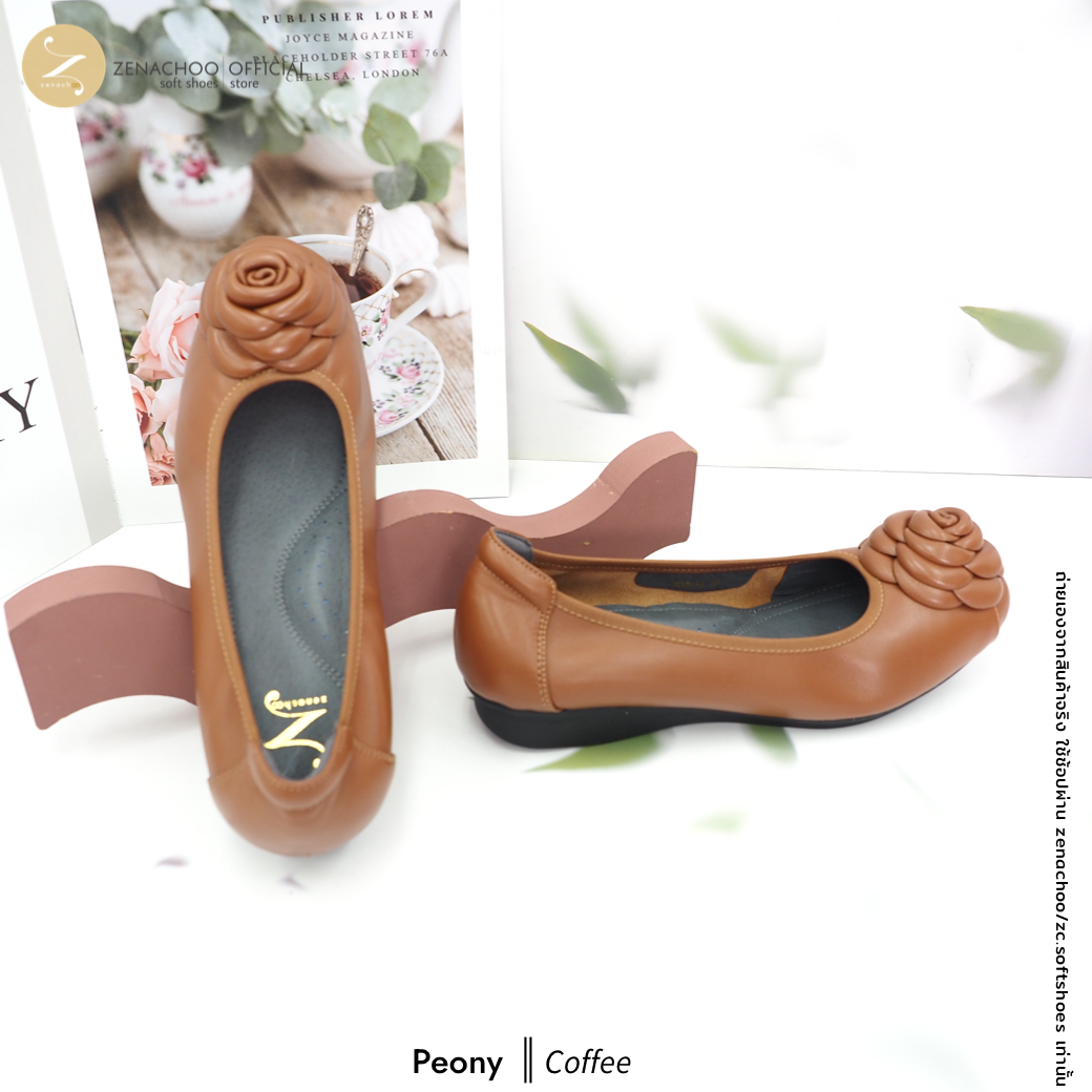 ทรงปกติ ZENACHOO รุ่น Peony รองเท้าคัทชูหนังแกะ สูง 1 นิ้ว หัวมนหน้กว้าง ประดับดอกไม้ พื้นยางน้ำหนักเบามี Arch Support