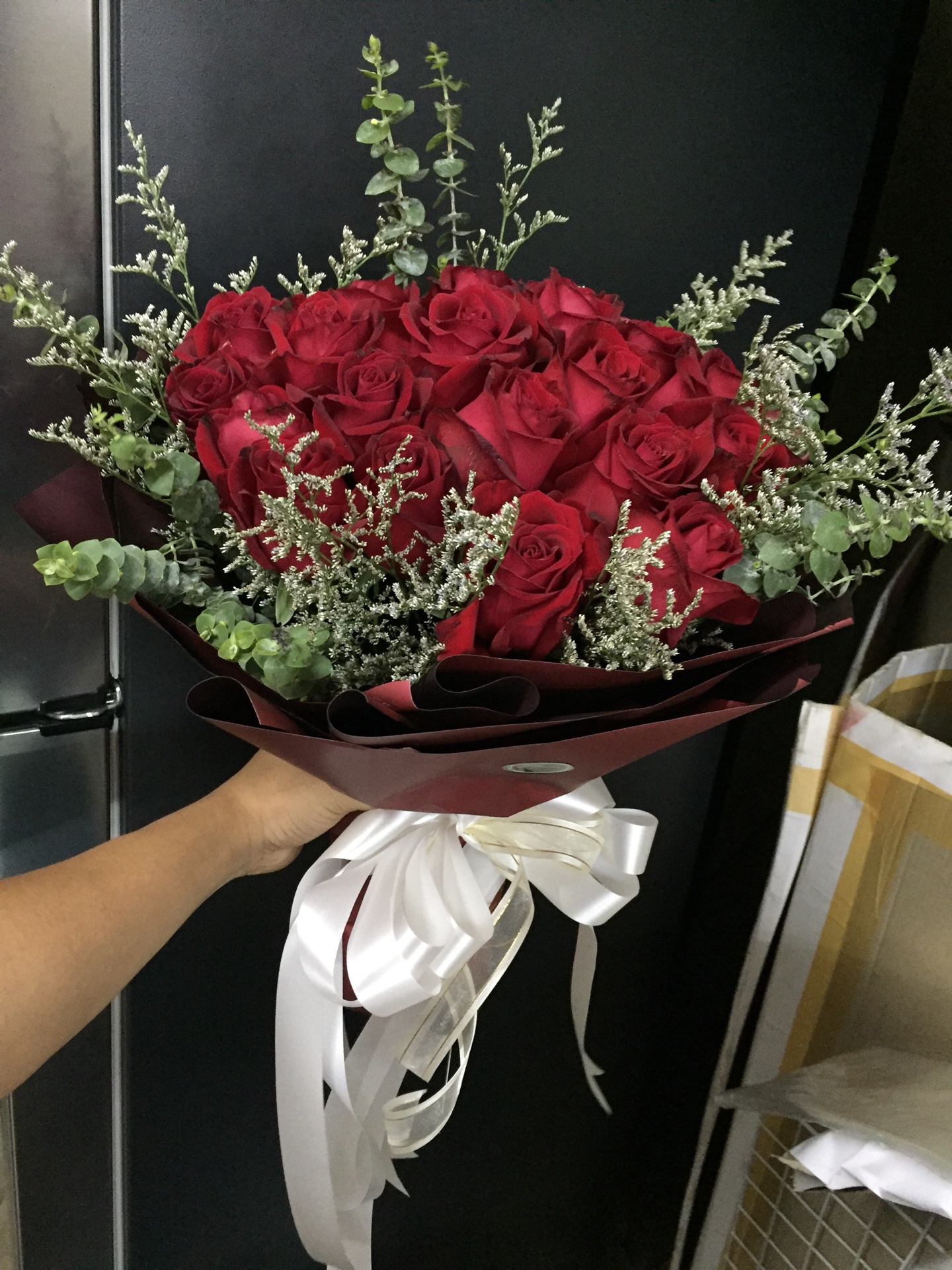 ช่อดอกกุหลาบสีแดง เซอร์ไพรส์วันเกิดคนพิเศษ