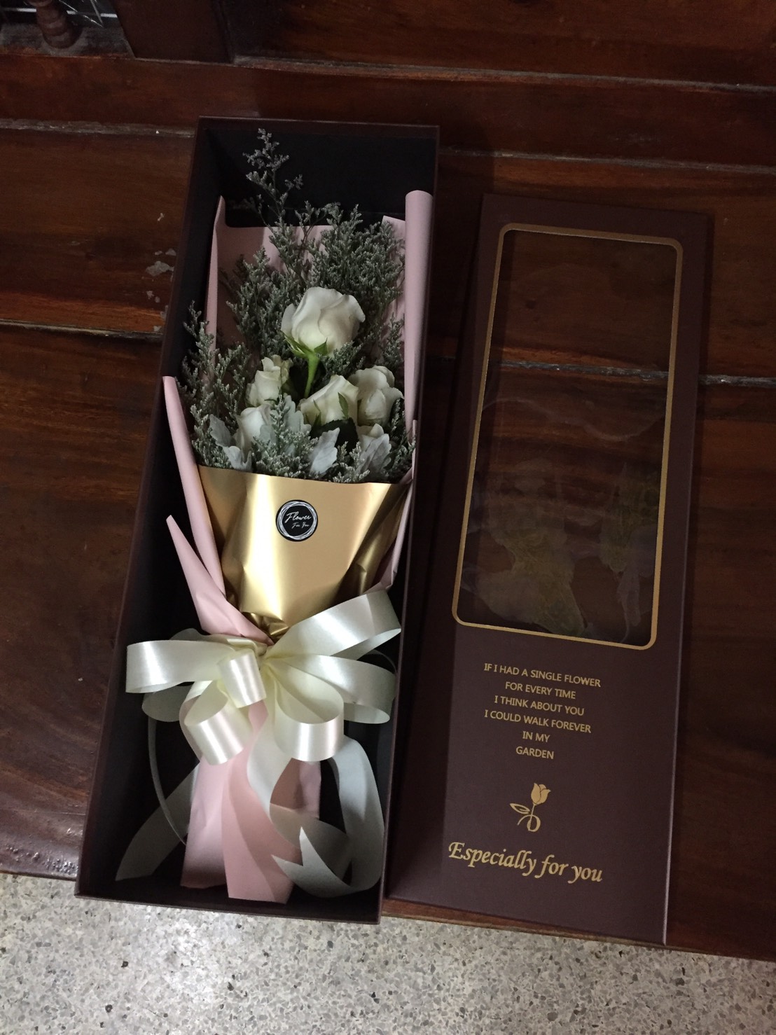 กล่องใส่ช่อดอกกุหลาบวาเลนไทน์ (Flower Box)