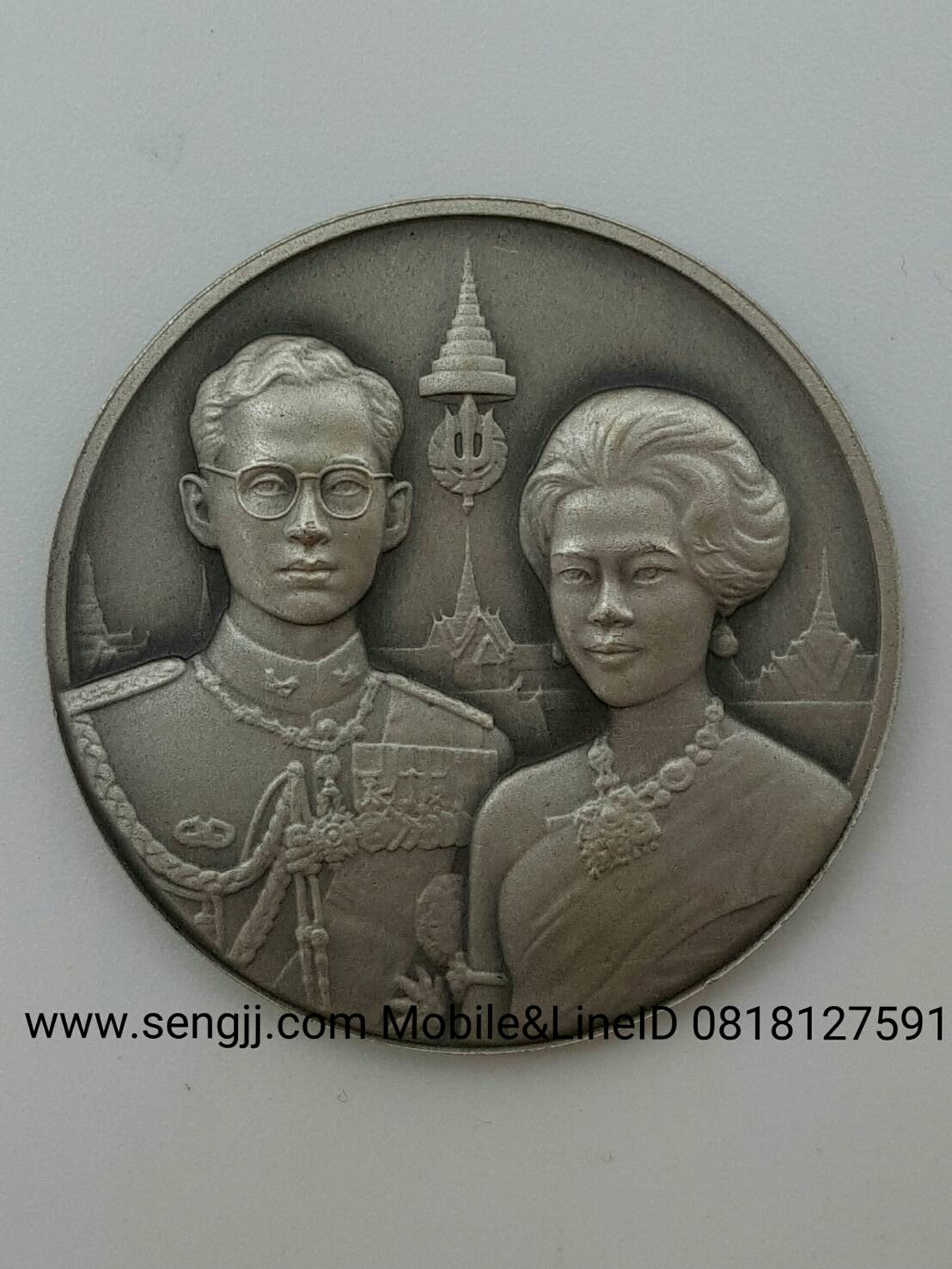 เหรียญที่ระลึกเงินรมดำ 50 ปี บรมราชาภิเษกและ 50 ปี อภิเษกสมรส พ.ศ.2543 ขายเป็นคู่ไม่ได้แยกนะครับ