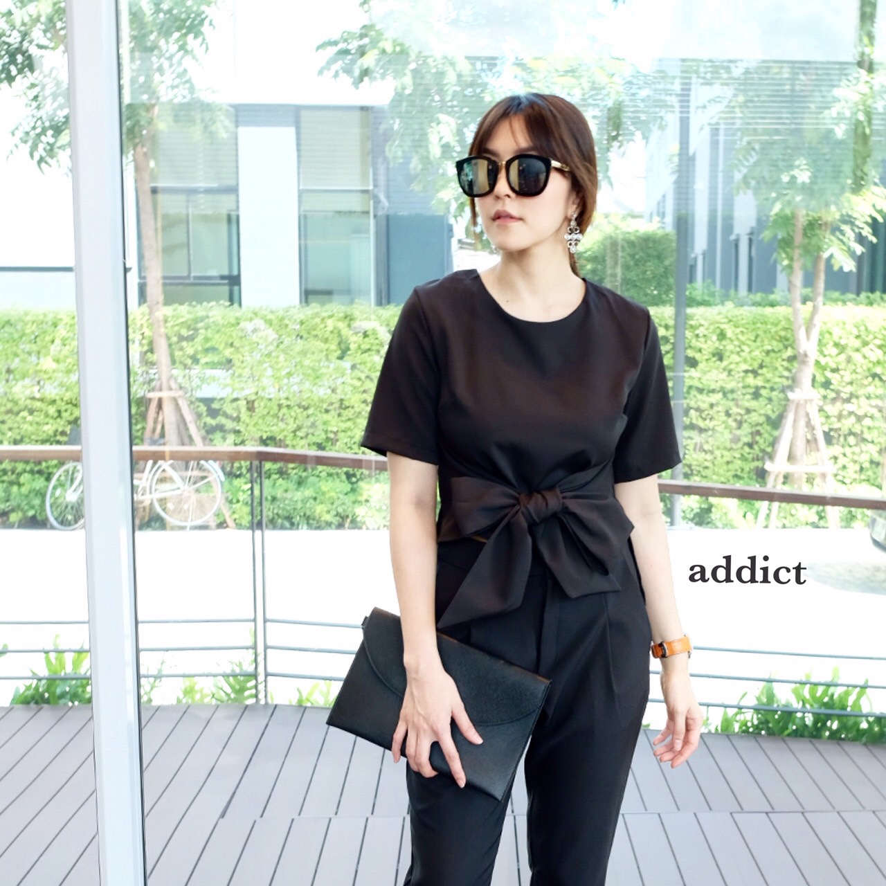 เสื้อแขนสั้นเก๋ๆ มีสายผูก จะผูกหน้าหรือหลังก็ได้