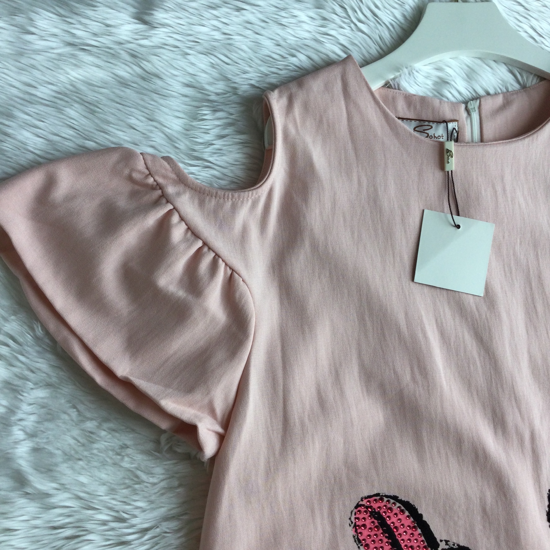 New Arrival เดรสมิกกี้เม้าท์น่ารักฝุดๆ คร้า เดรสผ้าเนื้อลินินด้านในรัดซับติดกับตัวผ้าไม่บางค่ะ เนื้อดีมากๆ ขอบอก ดีเทลแขนเว้าปลายแขนระบาย สกรีนลายมิกกี้เม้าท์ประดับเพชรสีๆ อย่างดี สาวๆ ห้ามพลาดนะค่ะงานจริงสวยมว๊ากกก