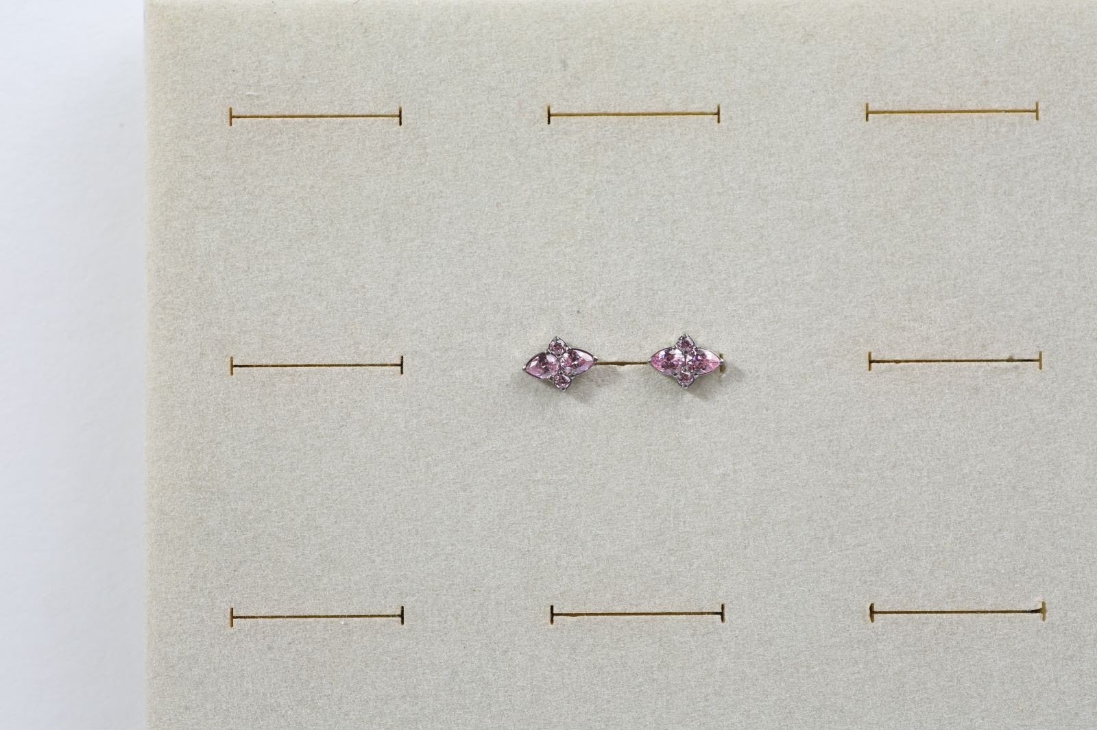 “เช็คสินค้าทัก line ก่อนโอนนะคะ”ไทเทเนี่ยม 100% ต่างหูสำหรับผิวแพ้ง่าย Brandi จิวแป้นแบนขันน็อต ขนาดก้านปกติ ราคา/ข้าง ETC135