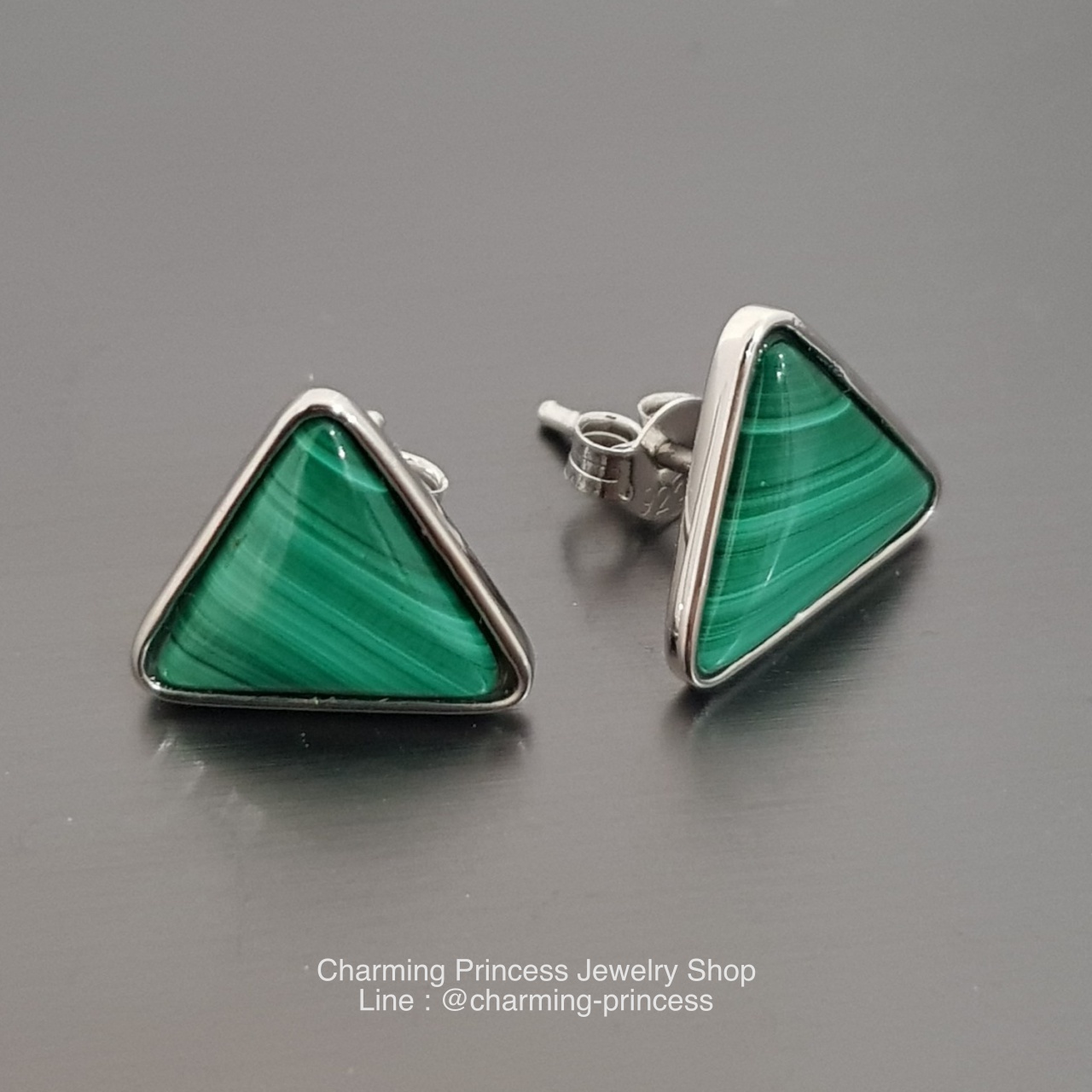 ต่างหูเงินแท้ Malachite มาลาไคท์ งช่วยเสริมความมั่นใจในการเจรจาต่อรอง ชนะการประมูล รูปสามเหลี่ยม ขนาด 10 มม หรือ 1 ซม Malachite Trillion Sterling SIlver Earrings