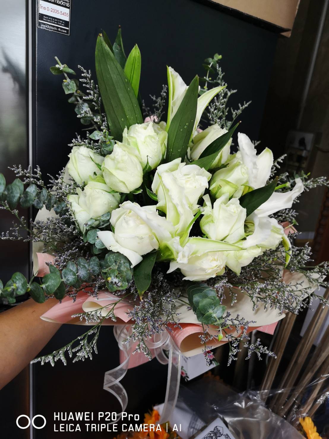 ช่อดอกกุหลาบสีขาวแซมดดอกลิลลี่ แทนความรู้สึก