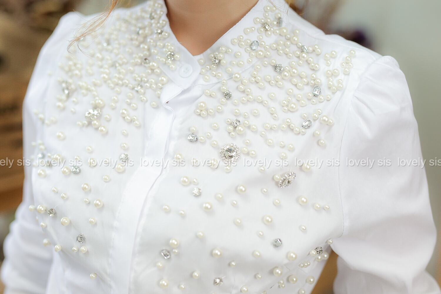 เสื้อเชิ้ตคอปีน แขนยาว กระดุมเรียงแต่งสาบซ่อน เพิ่มความหรูด้วยเพชรและมุกสีเดียวกับสีเสื้อ ผ้าเชิ้ตเนื้อดี ยืดหยุ่น ใส่สวย แมทช์กับกระโปรงหรือขายาวดูดีสุภาพนะคะ