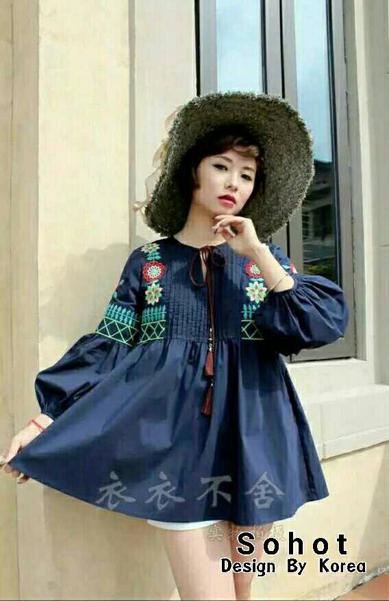 เสื้อปักสไตล์สาวโบฮีเมี่ยน ผ้าดีงานปักสวย ตีเกร็ดที่หน้าอก คอมีเชือกพู่ คัทติ๊งเนี๊ยบงานสวยน่าใส่ฝุดค้ะ