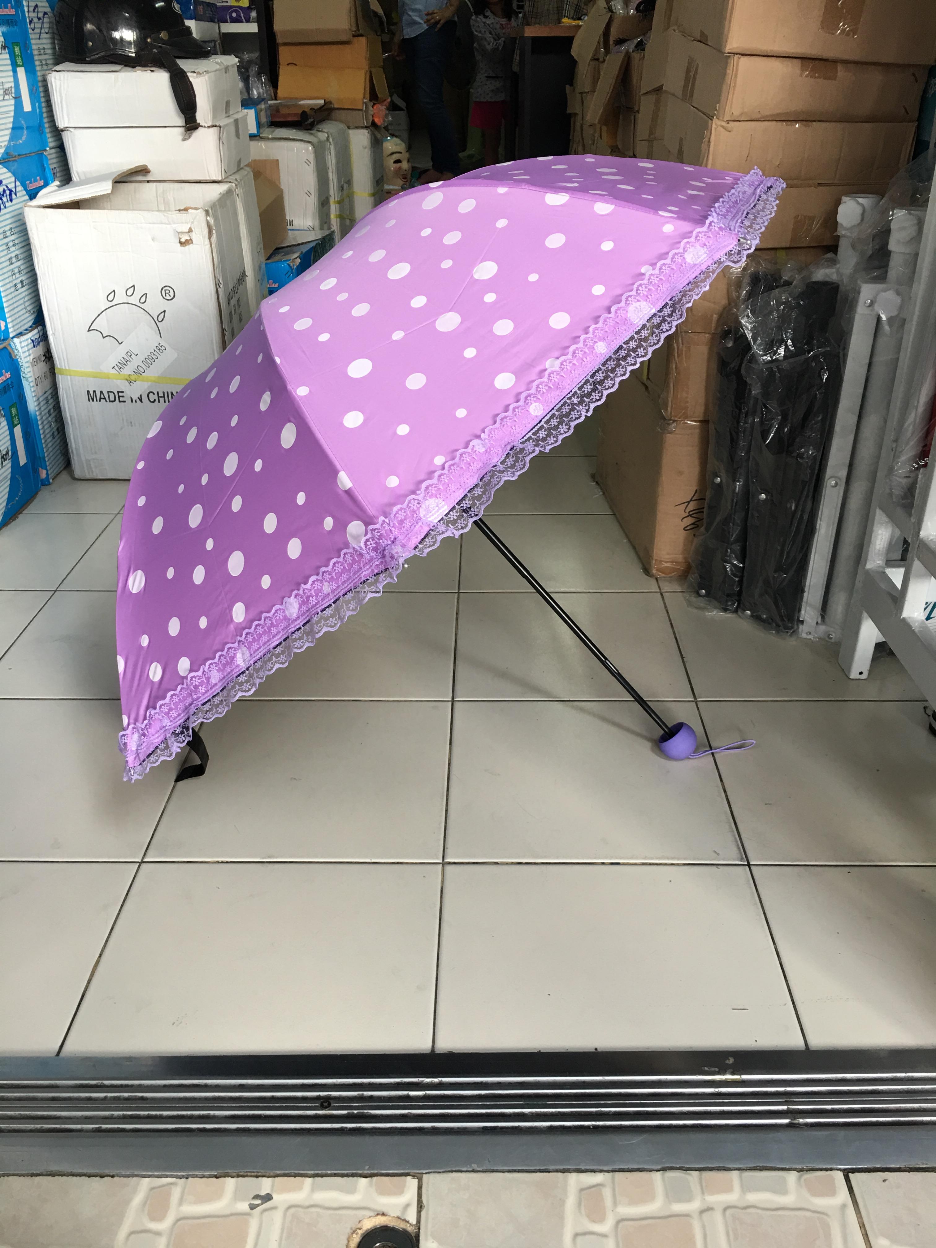 ร่มโค้งแฟชั่นลายจุดโดนแสงเปลียนสีได้ไม้มีระบายยูวีสีดำ