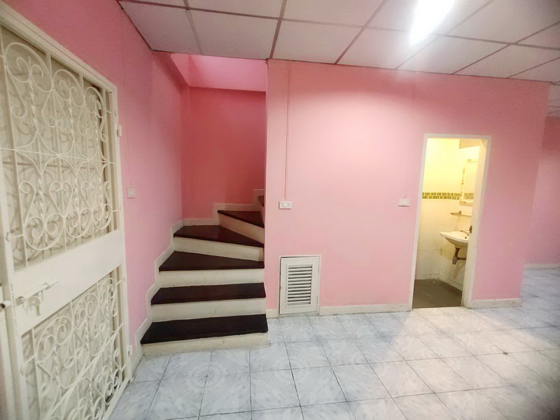 ทาวน์เฮ้าส์ 2 ชั้น ม.อู่ทองเพลส 2 คลอง 3 ลำลูกกา (ซ.เปียนนท์) ปทุมธานี ทำเลถนนเมน ห่างสถานีรถไฟฟ้าคูคตเพียง 5 นาที บ้านสวย ตกแต่งใหม่ พร้อมอยู่