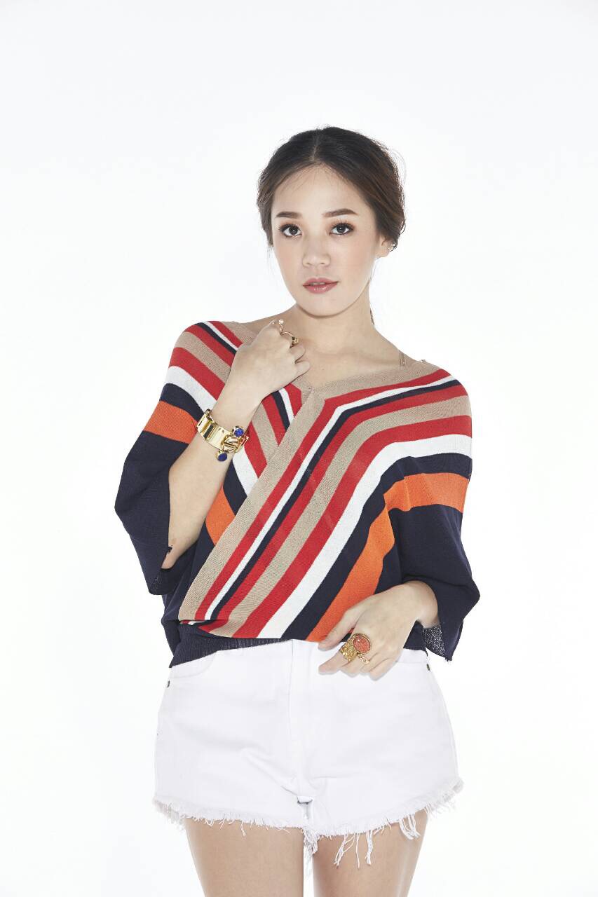 เสื้อทรงไขว้ ผ้าถักสลับสี เก๋สุดๆ แบบชนเกาหลีค่ะ