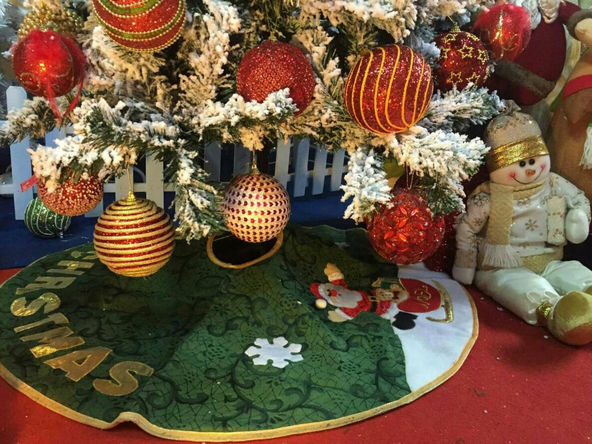 เดินไปเดินมา ไปเจอกับร้านขายอุปกรณ์ตกแต่งที่คริสต์มาสที่มีแบบให้เลือกมากกว่า 10000000ล้านชนิด