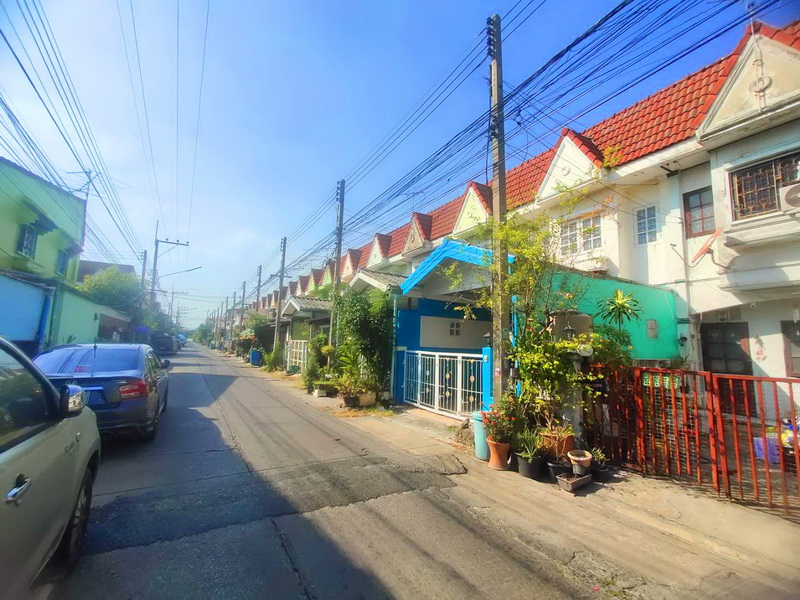 ทาวน์เฮ้าส์ 2 ชั้น ม.อู่ทองเพลส 2 คลอง 3 ลำลูกกา (ซ.เปียนนท์) ปทุมธานี ทำเลถนนเมน ห่างสถานีรถไฟฟ้าคูคตเพียง 5 นาที บ้านสวย ตกแต่งใหม่ พร้อมอยู่