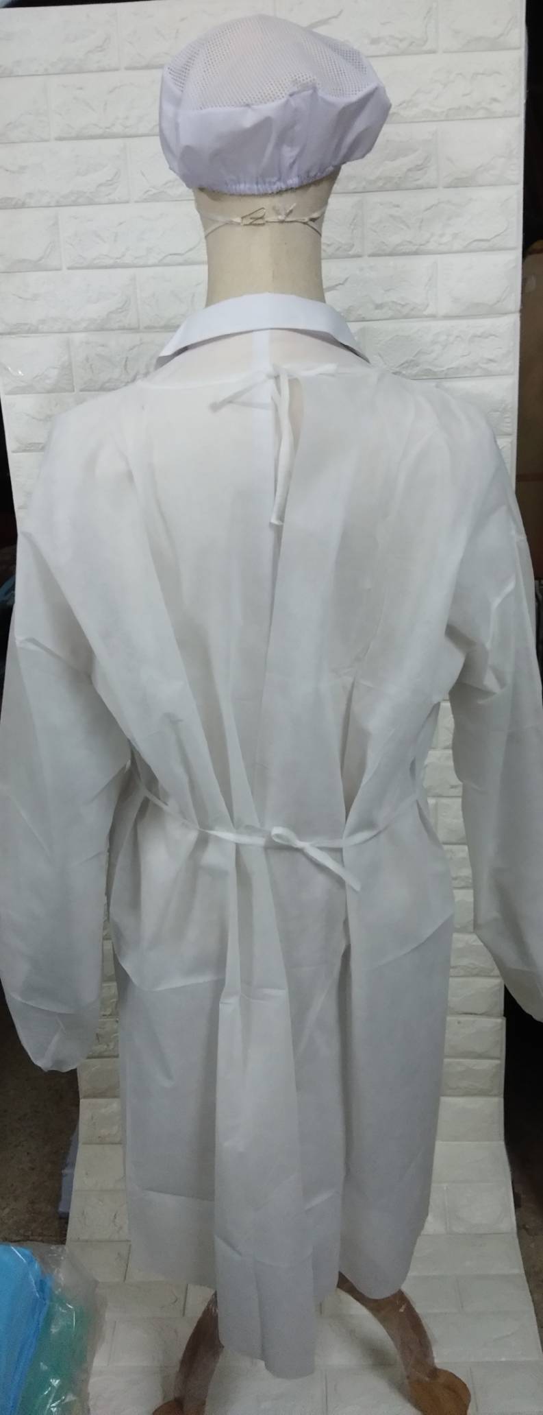 จำนวน 10 ตัว เสื้อคลุมชนิด Isolation Gown (แบบกันน้ำ) ใช้แล้วทิ้ง สำหรับการป้องกันผู้ปฏิบัติงานชนิดใช้ครั้งเดียวทิ้ง เพื่อลดการปนเปื้อน จากขณะปฏิบัติงาน