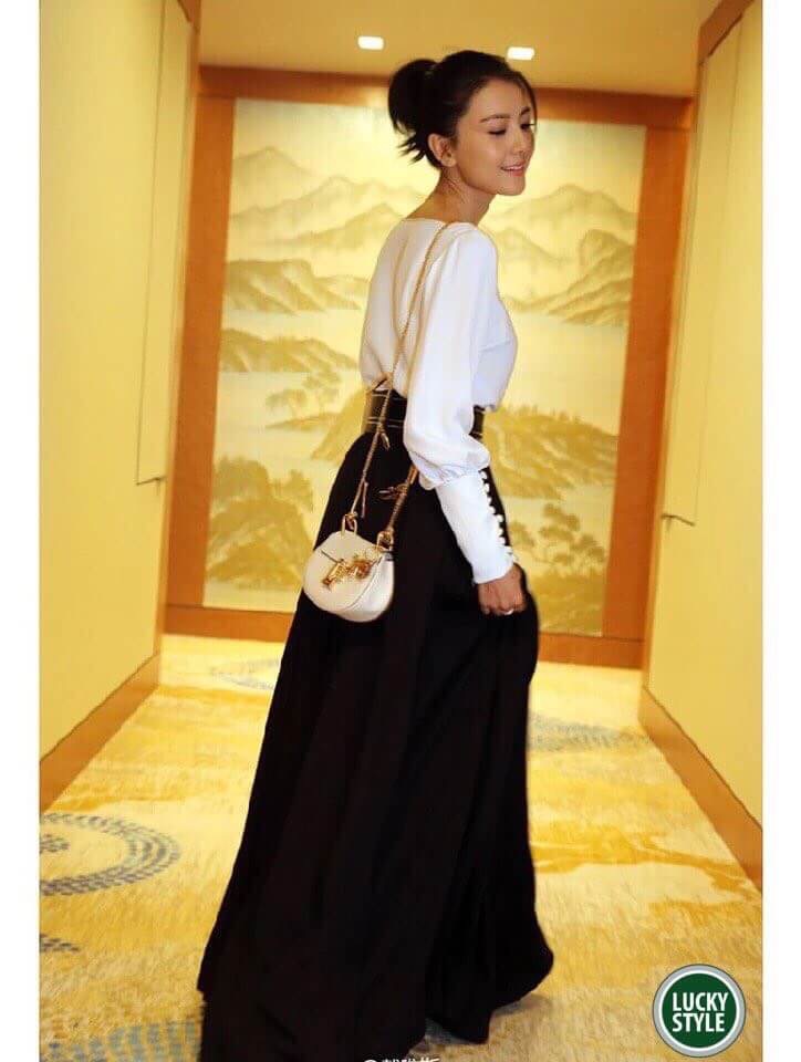 เสื้อผ้าไหมคอวีแต่งแขนกระดุมยาว ภายใต้แบรน Chanel ดีเทลเนื้อผ้าเป็นผ้าไหมญี่ปุ่นเนื้อนุ่ม เนื้อผ้าสวยงามพรีเมี่ยม