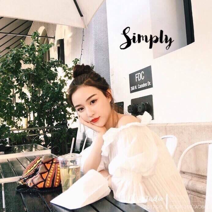 เสื้อปาดไหล่ แขนจั้ม แต่งลอนระบายน่ารักๆที่อกและแขน เนื้อผ้าดีมากกก แมตซ์กับอะไรก็น่ารัก งานสวย ใส่ออกมาน่ารักตามแบบเป๊ะเลยค่า