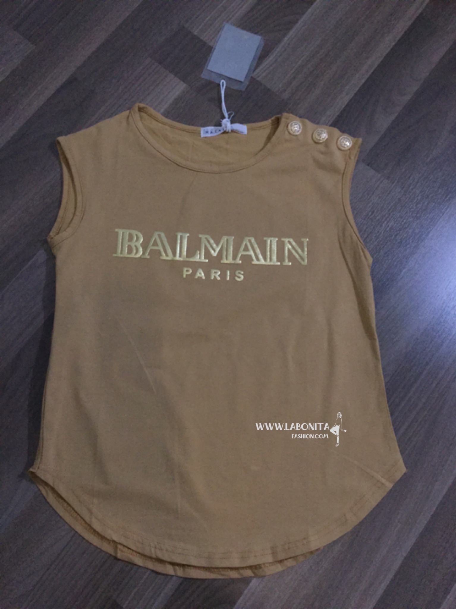 เสื้อยืดแขนกุด BALMAIN ติดกระดุมทองที่ไหล่แบบดาราใส่