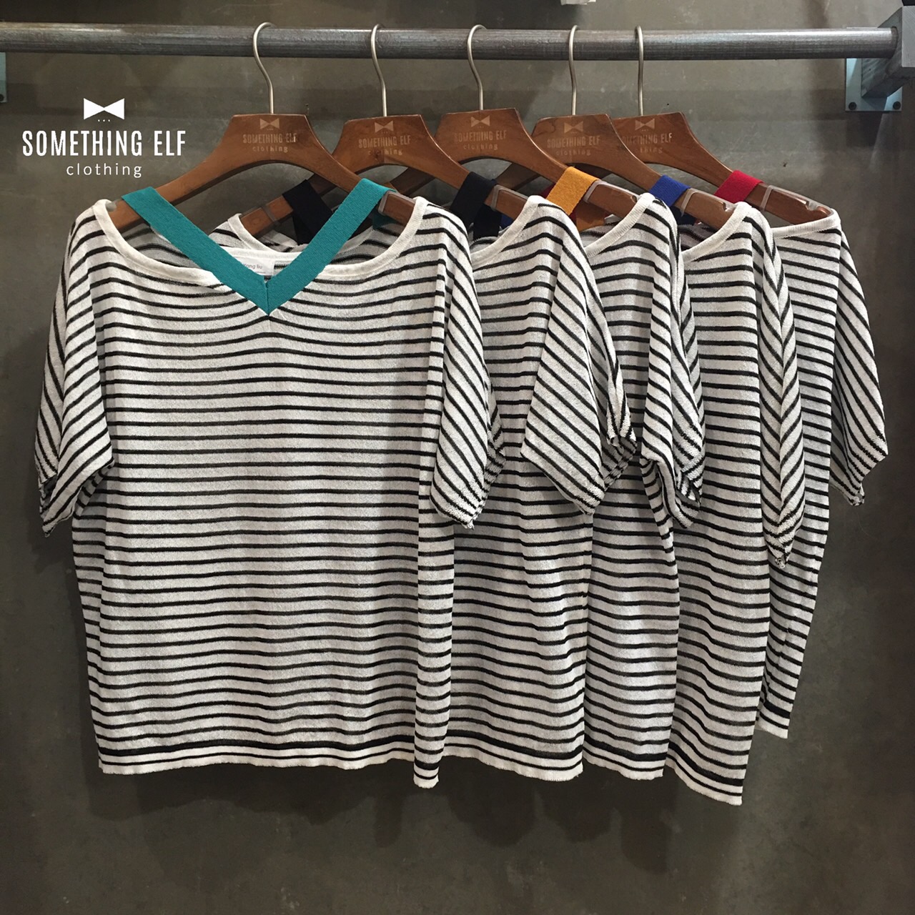 เสื้อไหมพรมลายริ้วขาว-ดำ คอปาด แต่งสายคาดวี หลากสี ใส่สวยค่ะ มี 5 สี ดำ แดง เขียว น้ำเงิน เหลือง