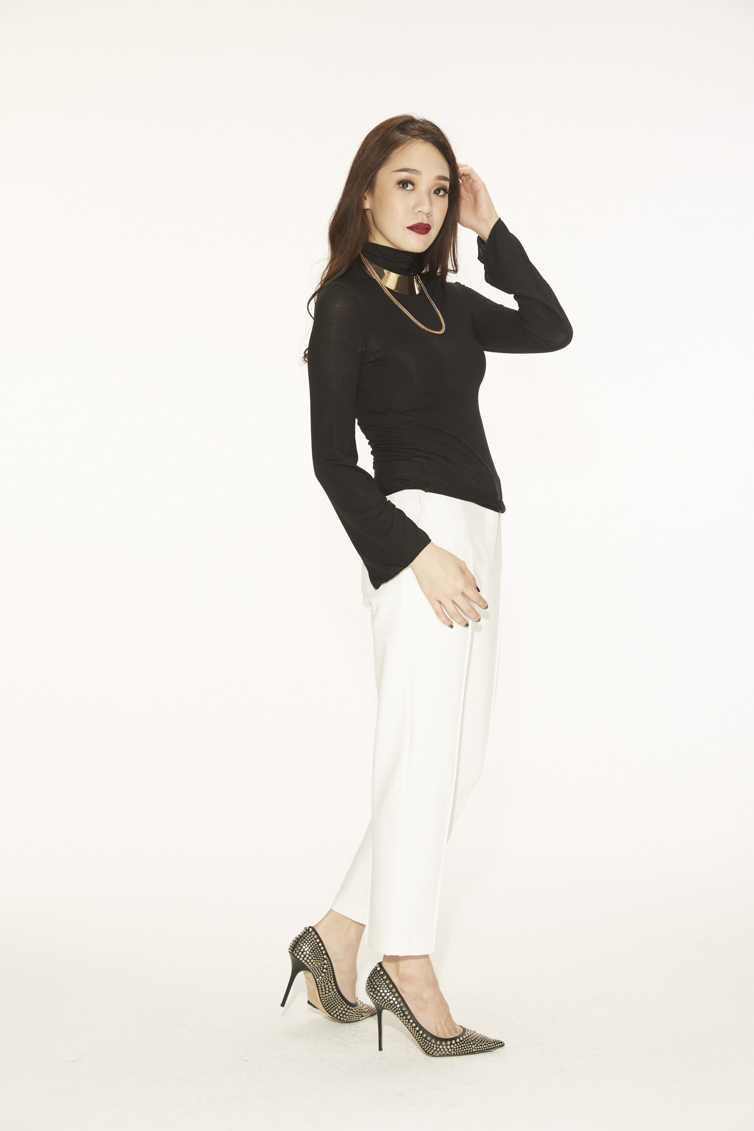 เสื้อทรงคอเต่า แขนบานปลาย มาพร้อมสร้อยสวยมากกกกกกกกกค่ะ! เซทนี้คุ้มเฟร่ออออออ ค่ะ เพราะสร้อยสวยๆสามารถนำไปแมทกับเสื้อหรือชุดอื่นๆได้อีกมากมาย ใส่กับชุดไหนๆก็สวยเก๋ได้อีกค่ะ สาวๆห้ามพลาดนะคะ คุ้มจริงค้าาา