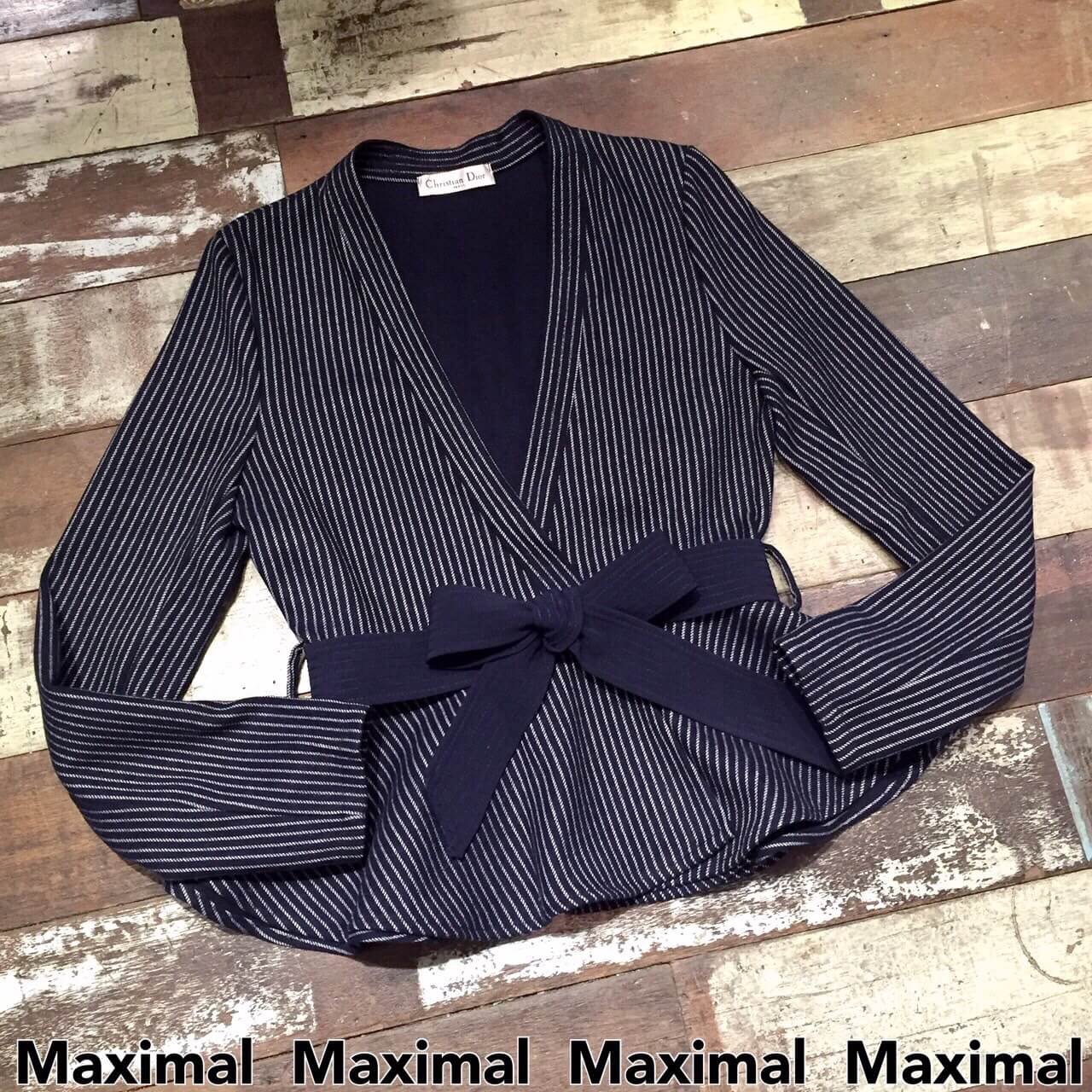 เสื้อสูทลายทางตรงชายระบายบานพร้อมเข็มขัดผ้า มาพร้อมป้ายคอ Christian Dior