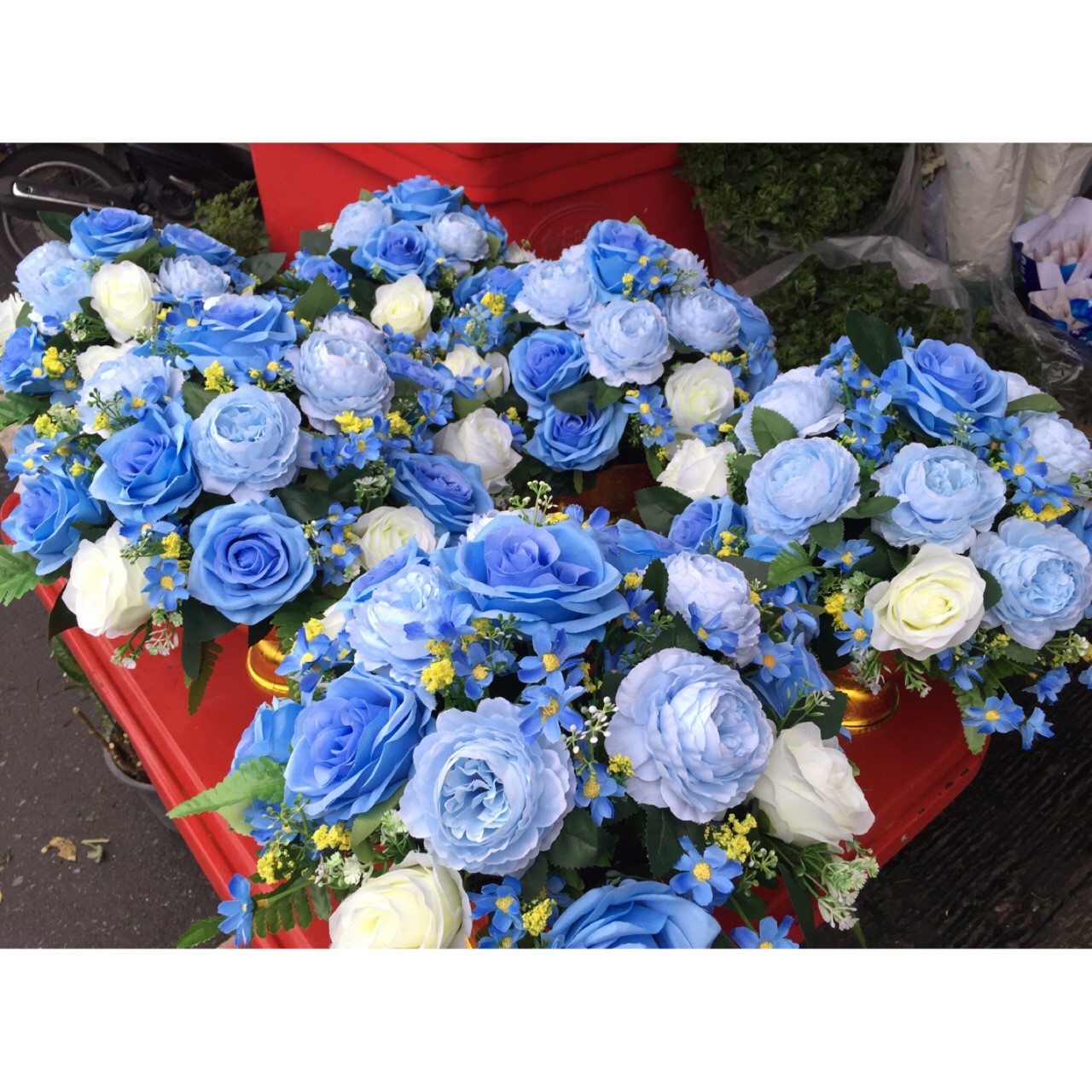 พานดอกไม้สีฟ้า