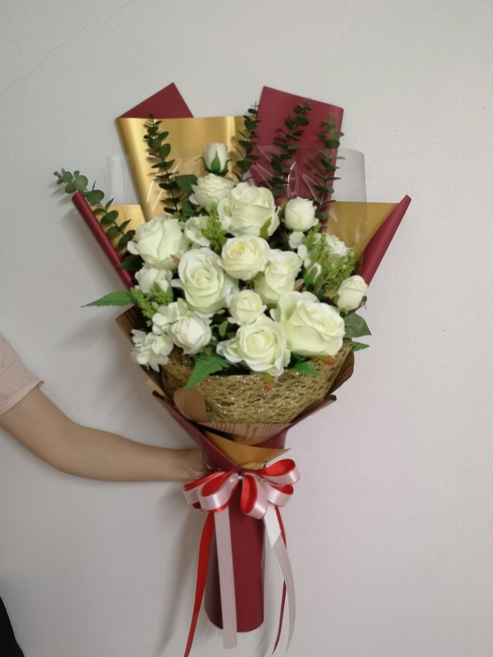 ช่อดอกกุหลาบขาว ทรงสูง (ดอกไม้ประดิษฐ์)