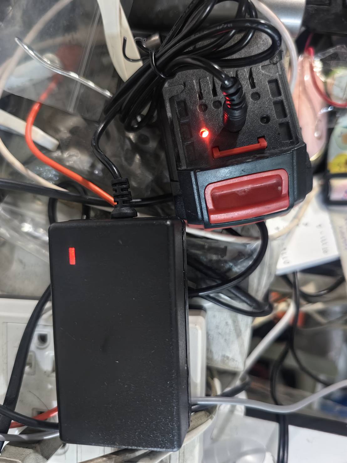 ADE18 อะแดปเอตร์ชาร์จแบตสว่านไร้สาย แบต Li-ion 12V 3A