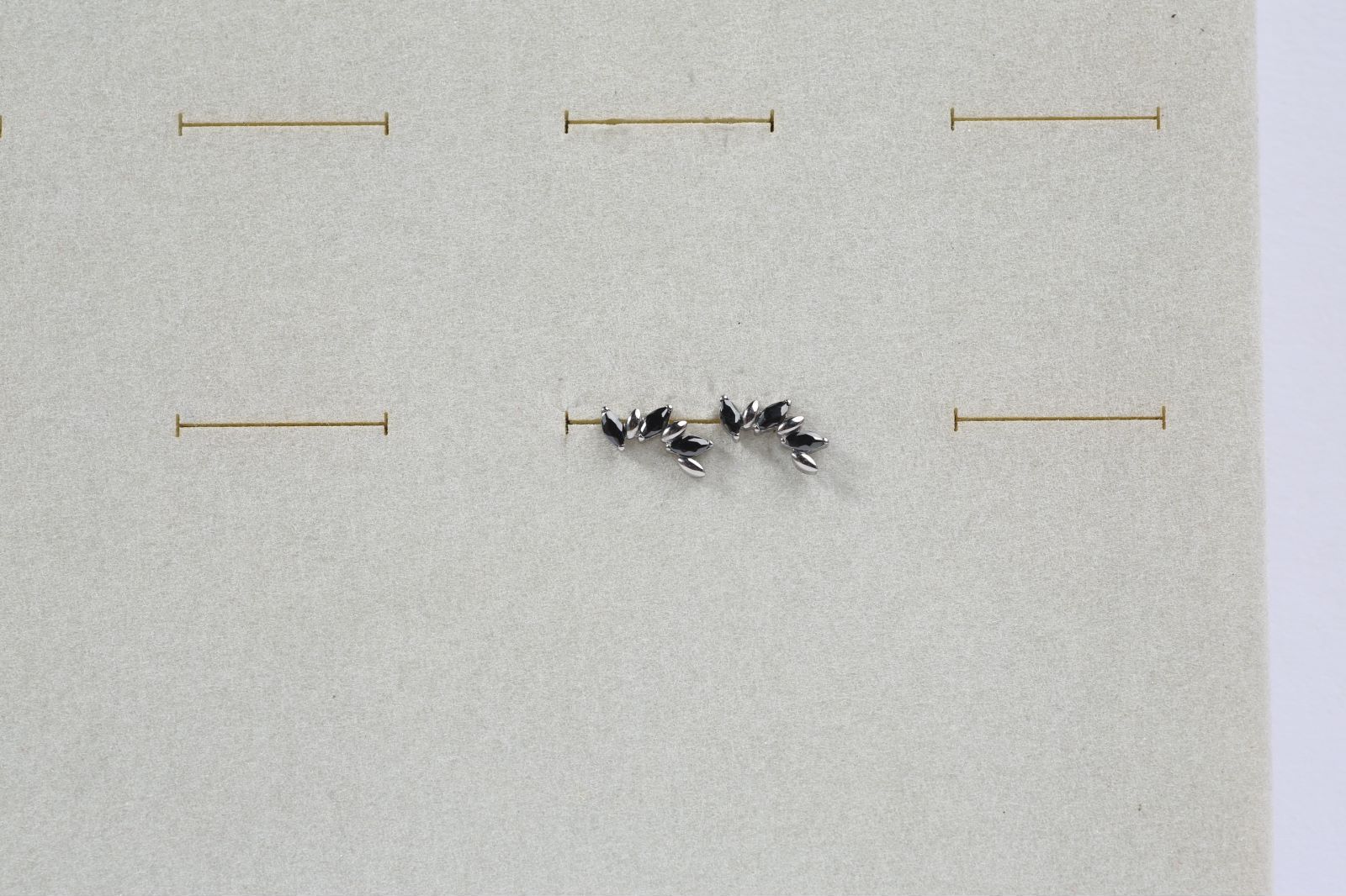 “เช็คสินค้าทัก line ก่อนโอนนะคะ”ไทเทเนี่ยม 100% ต่างหูสำหรับผิวแพ้ง่าย Craze จิวแป้นแบนขันน็อต ขนาดก้านปกติ ราคา/ข้าง ETC107