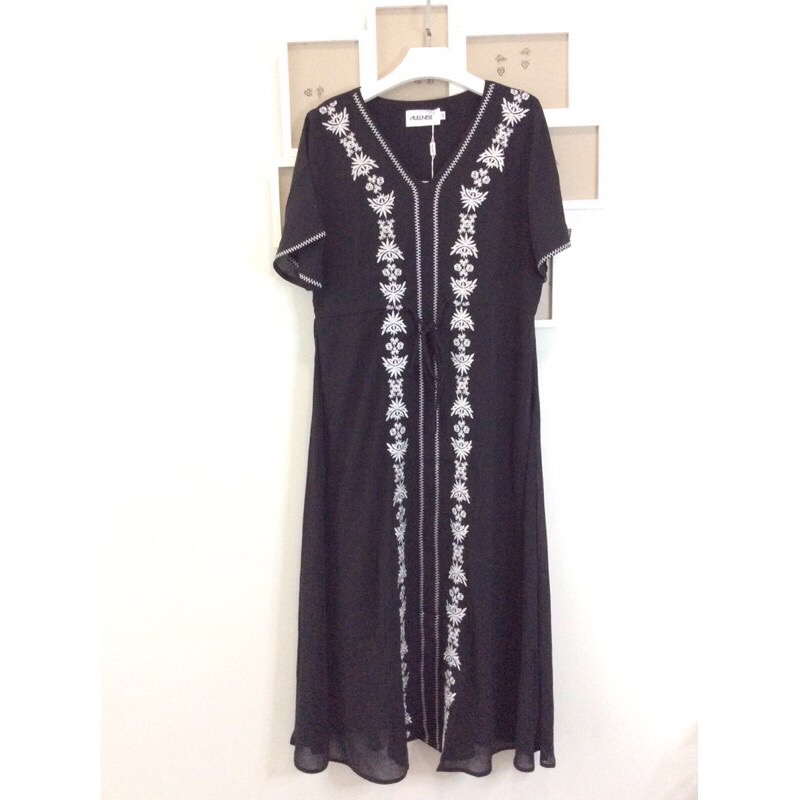 เดรสโบฮีเมียน เดรอคอวีปักลายสวย