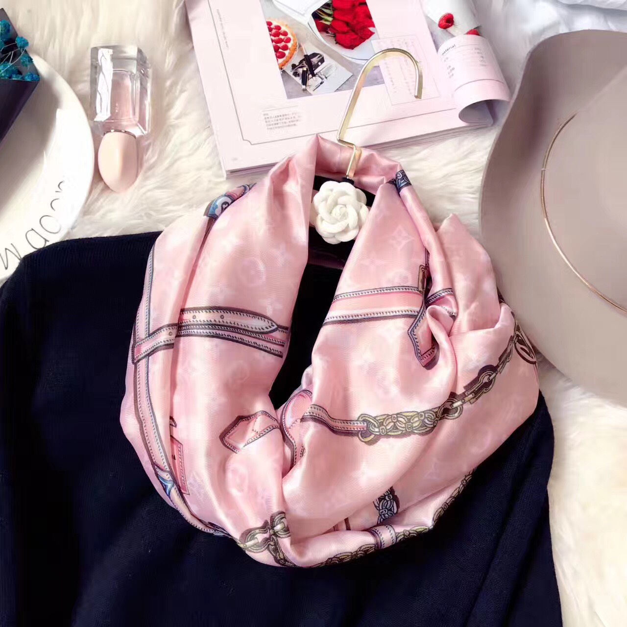 ผ้าคลุมไหล่ ผ้าพันคอ Lv ผ้าคอตตอนผสมซิล เนื้อดี นุ่ม ทอลายในตัว ควรมีติดตู้ ห้ามพลาดด สวยยยย แม่ค้าเฟิมเลยจ้าา