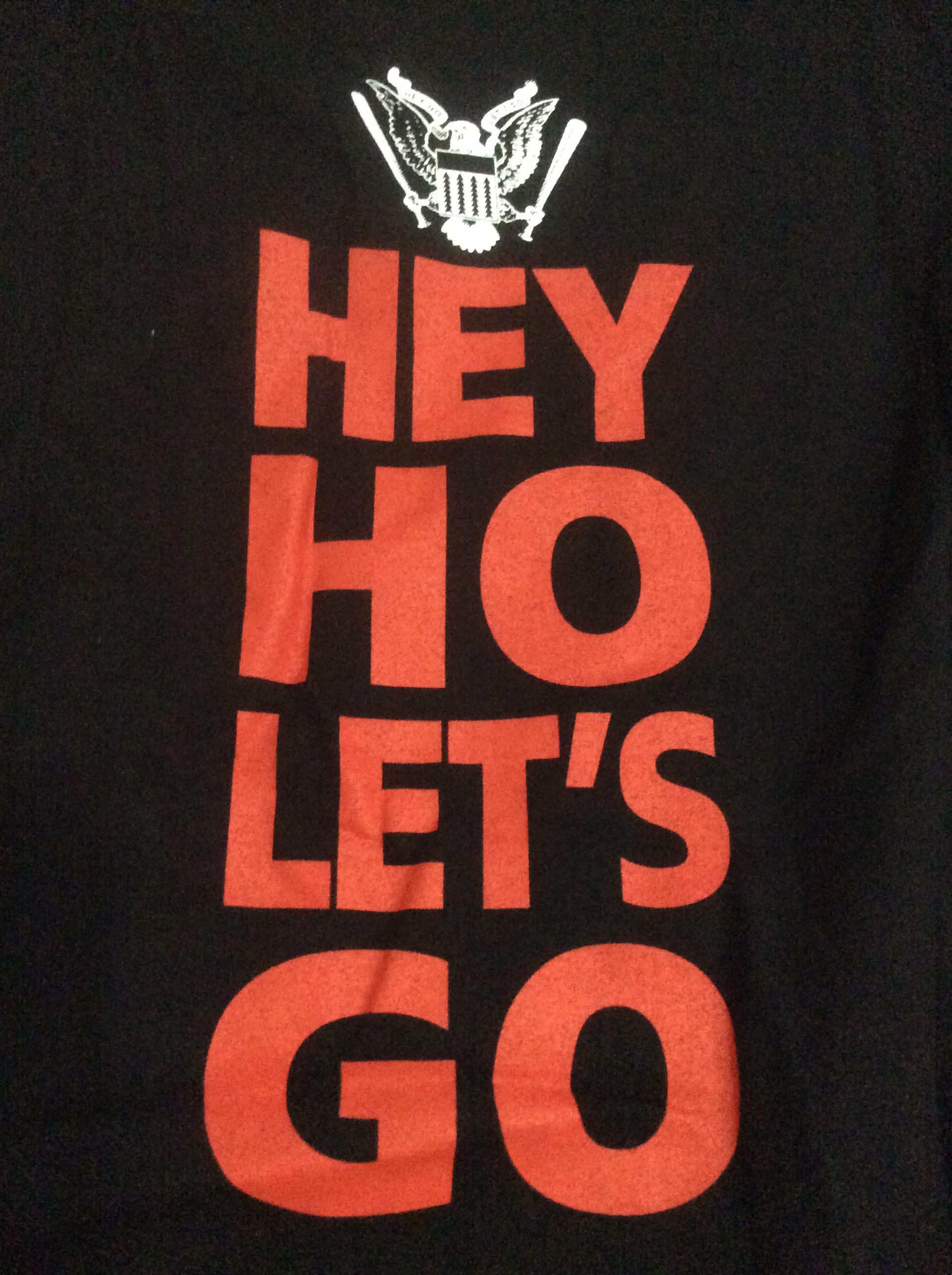 เสื้อยืดร็อค ดีเทลผ่าข้างตอกห่วงเก๋ๆ