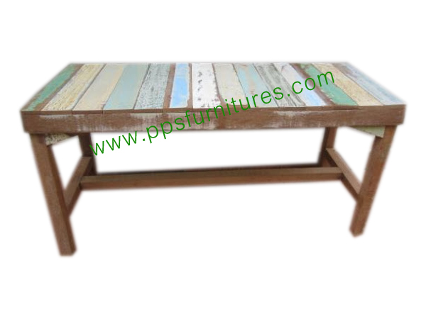 ม้านั่งยาวไม้เก่า