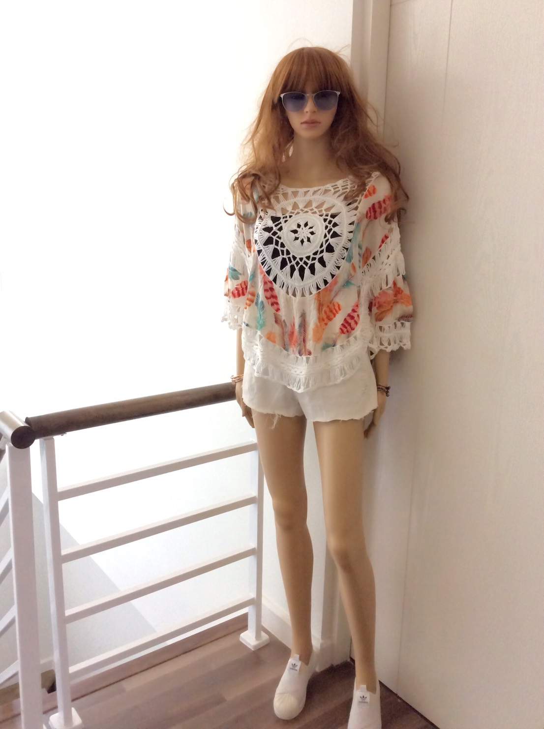 เสื้อโบฮีเมียน เสื้อถักตัดต่อผ้าปริ้นลายขนนกสีสดใส ทรงน่ารักมาก