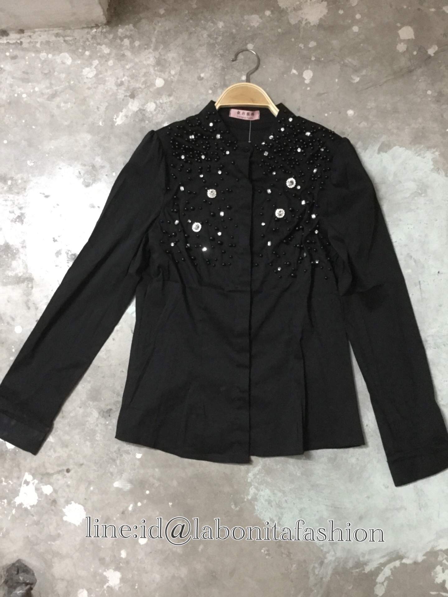 เสื้อเชิ้ตคอปีน แขนยาว กระดุมเรียงแต่งสาบซ่อน เพิ่มความหรูด้วยเพชรและมุกสีเดียวกับสีเสื้อ ผ้าเชิ้ตเนื้อดี ยืดหยุ่น ใส่สวย แมทช์กับกระโปรงหรือขายาวดูดีสุภาพนะคะ