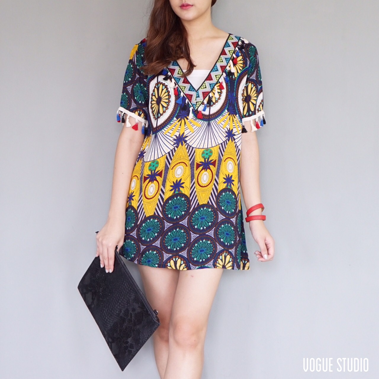 SALE 30%เดรสคอวี ปริ้นลายเก๋ๆ ภาพสีคมชัด สไตล์ bohemian ทั้งตัว เพิ่มลูกเล่นแต่งพู่ที่อกและชายแขน ทรงน่ารักมากคะ เนื้อผ้าดี ใส่สบายสุดๆ