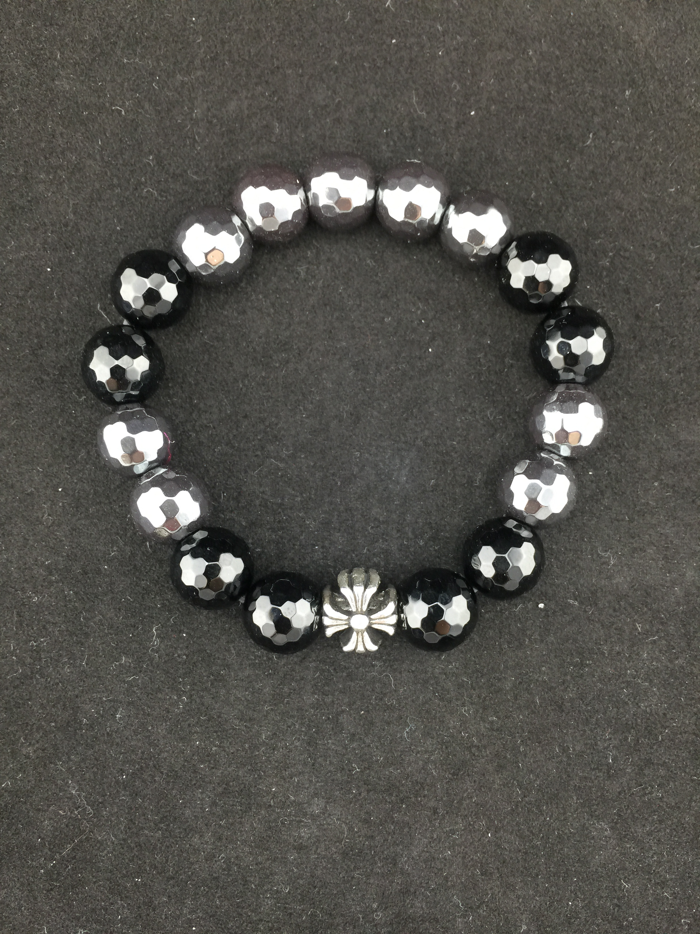 Black Onyx (Ice Cut) and Hematite (Ice Cut) 10 มม โอนิกซ์ดำเจียรเหลี่ยม ช่วยขจัดปัญหา ความวุ่นวายใจ และ เฮมาไทต์เจียรเหลี่ยมวิ้งวิ้ง กระชับความสัมพันธ์ให้แน่นแฟ้นมากขึ้น ประดับกางเขนเงินแท้