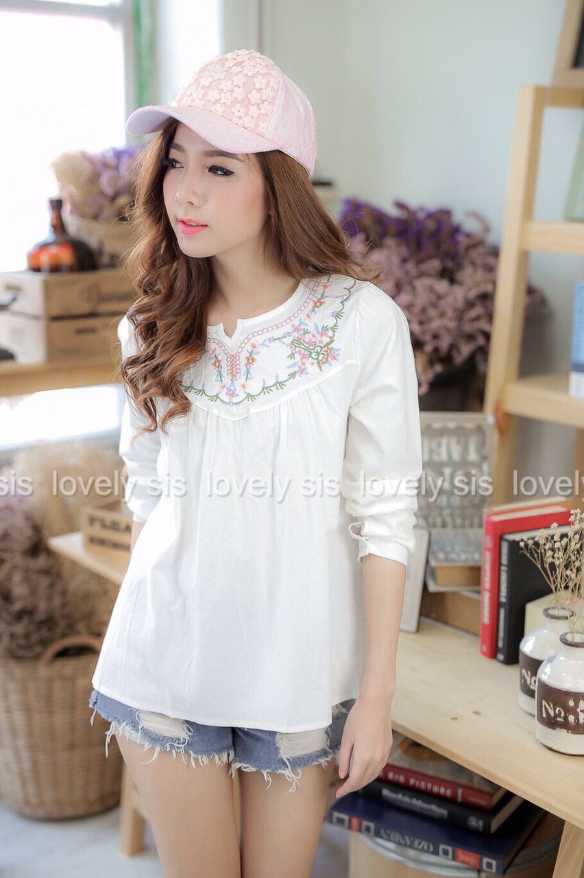 เสื้อแขนยาวแต่งลายปัก น่ารักสไตล์คุณหนู ดูดี ใส่ match กับอะไรก้อสวย งานจริงน่ารักมากค่า