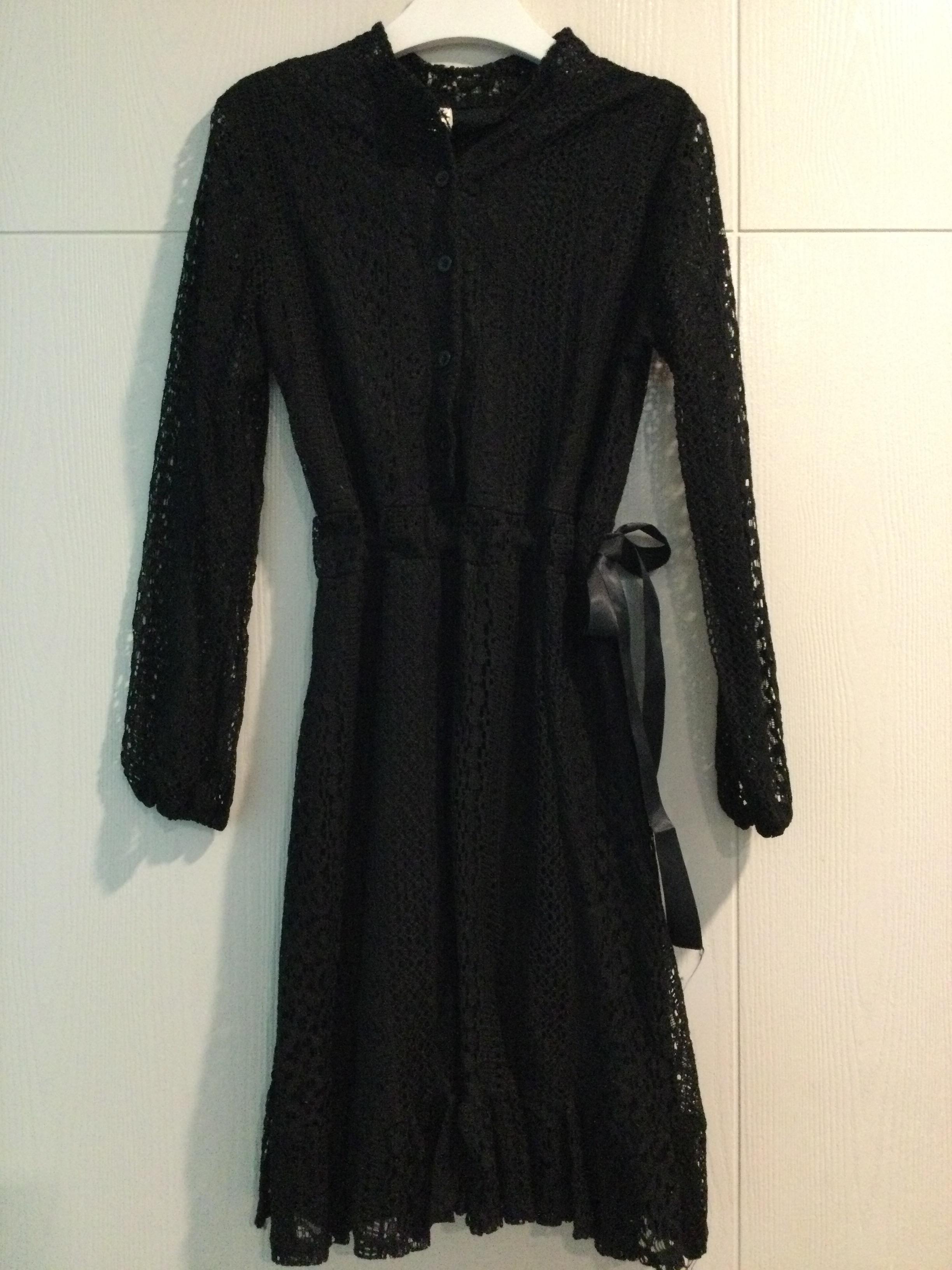 เดรสลูกไม้สีดำแขนซีทรู