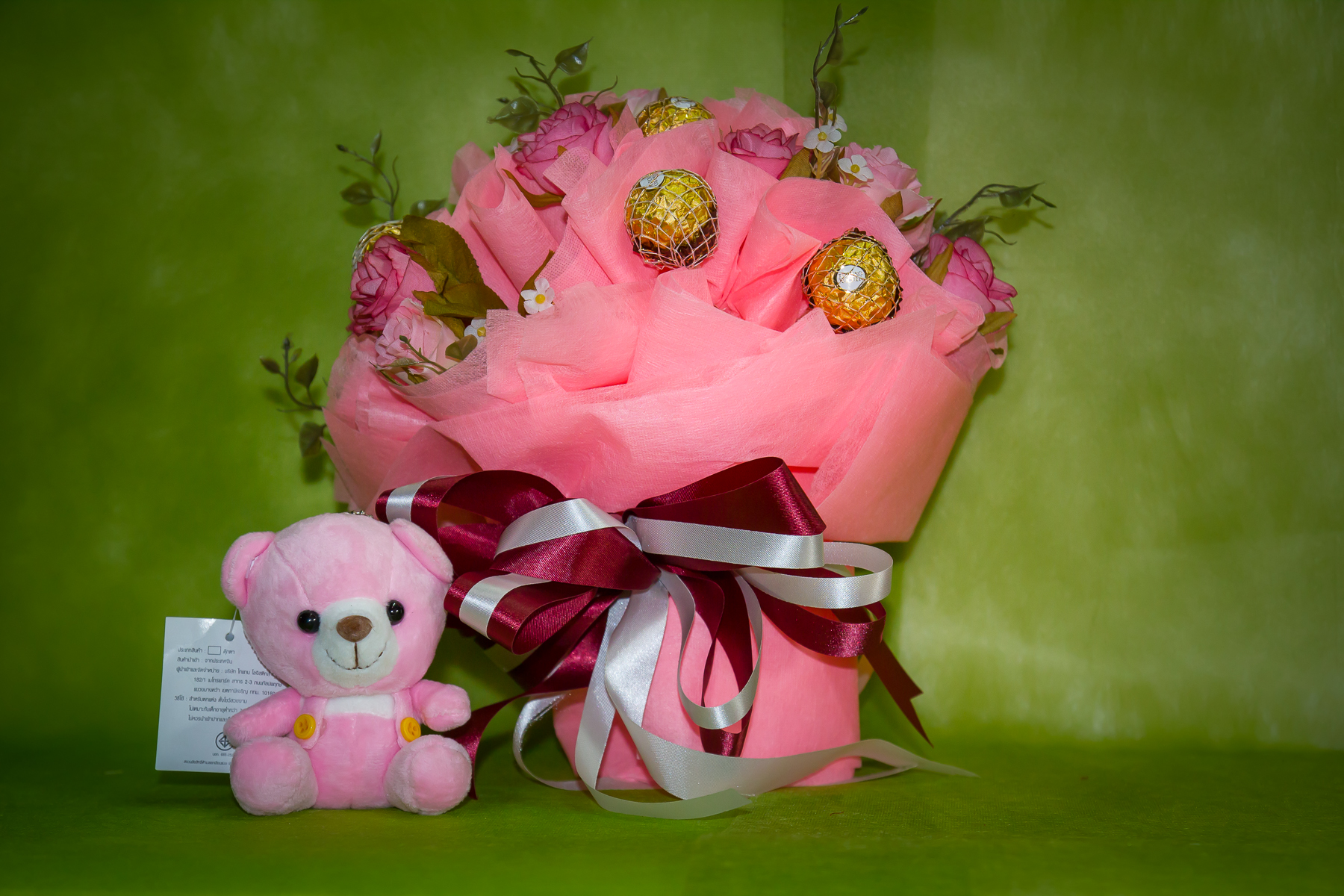 ช่อเฟอเรโร่ (Ferrero Rocher) 9 ลูก ดอกกุหลาบสีชมพูหวาน กระดาษสีชมพู