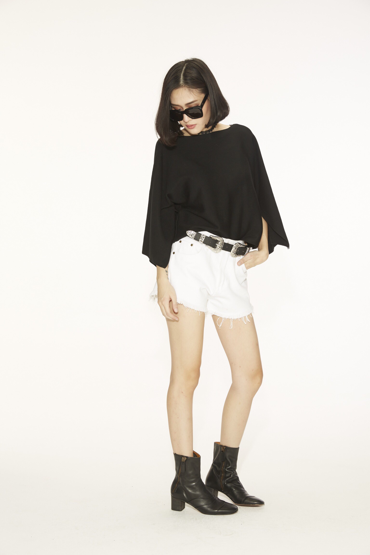 ผ้าทอknitเนื้อนุ่มละเอียด เสื้อสีดำดีเทลเกร์ๆผ่าช่วงแขนด้านใน