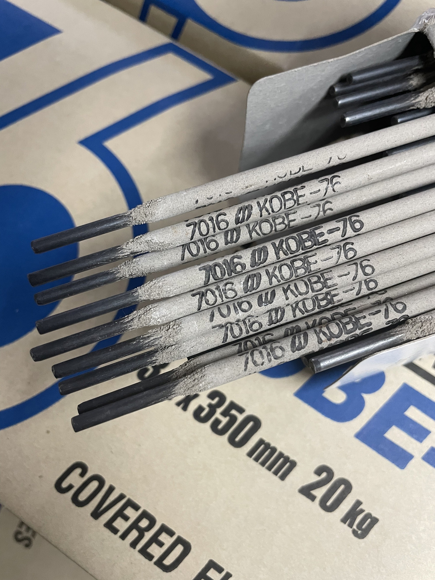 ลวดเชื่อม KOBE 76 (E7016) ลังละ 20 KG