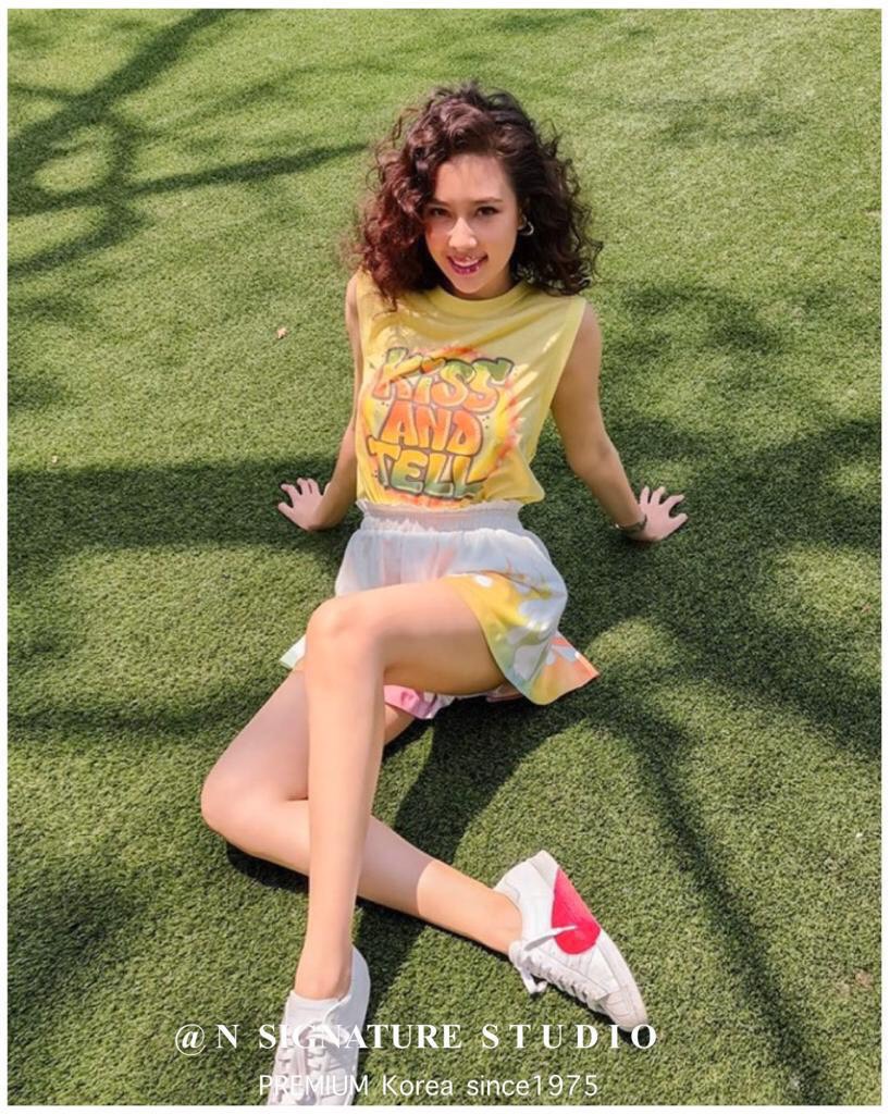 เสื้อยืดแขนกุดแบบดาราใส่ สีสันสดใส