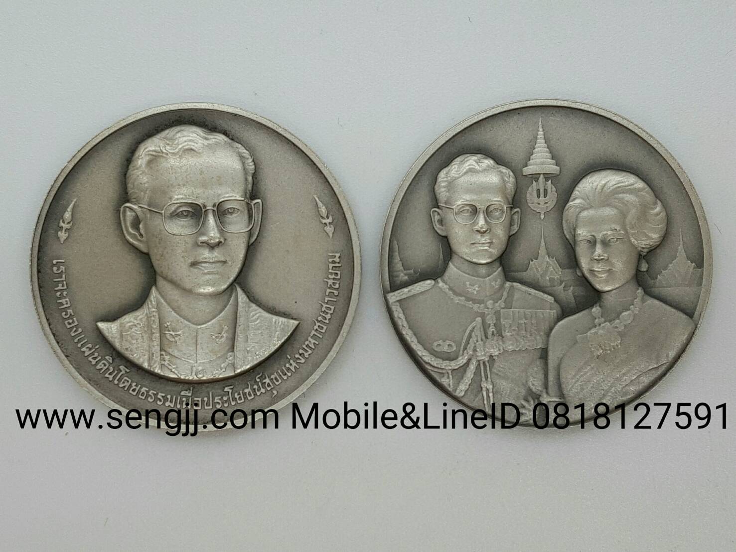 เหรียญที่ระลึกเงินรมดำ 50 ปี บรมราชาภิเษกและ 50 ปี อภิเษกสมรส พ.ศ.2543 ขายเป็นคู่ไม่ได้แยกนะครับ