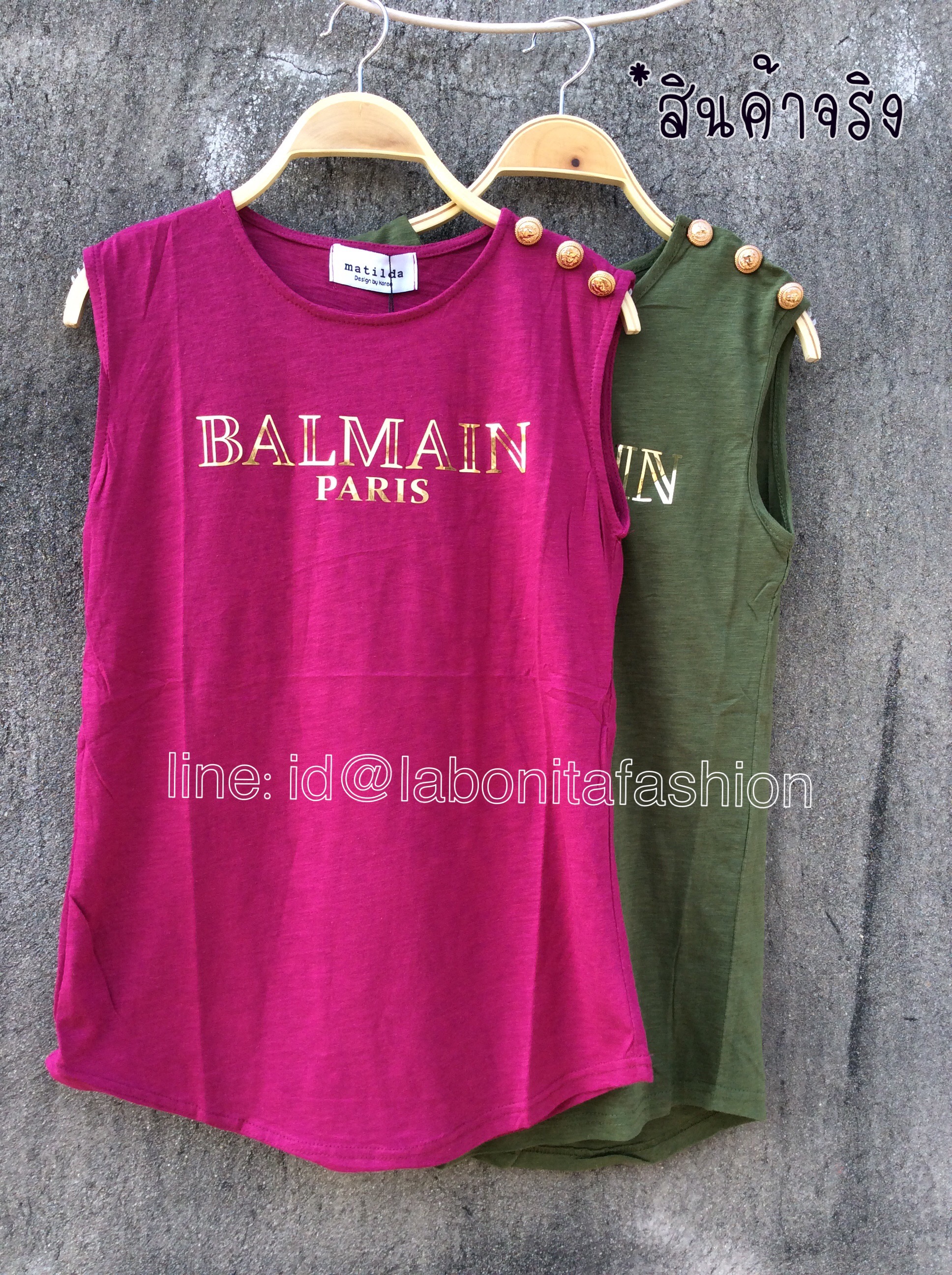 เสื้อกล้ามแขนกุดแต่งคอกลมค่ะ งานสุดชิคเก๋ไก๋ที่ไม่ควรพลาดจ้ะ ด้านหน้ามาพร้อมงานสกรีนลายเป็นคำว่า Balmain ค่ะ เนื้อผ้าดี สวมใส่สบายมากๆ