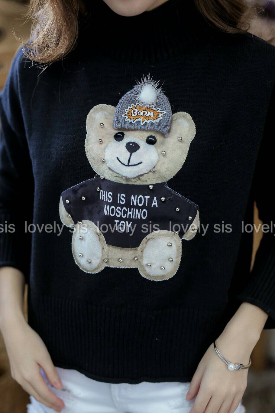 เสื้อไหมพรมแขนยาวคอเต่า งานปักน้องหมี แต่งหมุด แบรนด์ Moschino น่ารักมากๆค่า ตัวหมีดีเทลละเอียด ติดหมวกมีปอมน่ารัก เนื้อผ้าก็นุ่ม ใส่อุ่น งานเกรดดีค่า แนะนำๆเลยตัวนี้