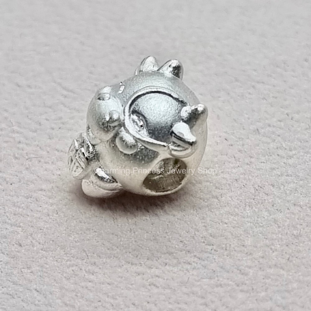 ชาร์มนักษัตรปีฉลู หรือปีวัว เป็นตัวแทนของความอ่อนโยน นุ่มนวล ซื่อตรง รักสงบ มีความกตัญญูรู้คุณ เงินแท้ 99.99% ตัวคั่นสร้อยข้อมือ ชาร์มเงินแท้ 99.99% ขนาด 12x11 มม