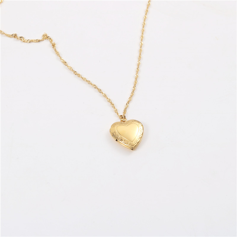 “เช็คสินค้าทัก line ก่อนโอนนะคะ”สร้อยคอสำหรับผิวแพ้ง่าย Heart locket_NT370