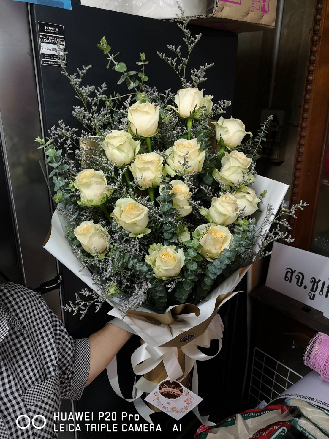 ช่อดอกกุหลาบสีครีม ห่อด้วยกระดาษสีขาวทอง ทรงสูง