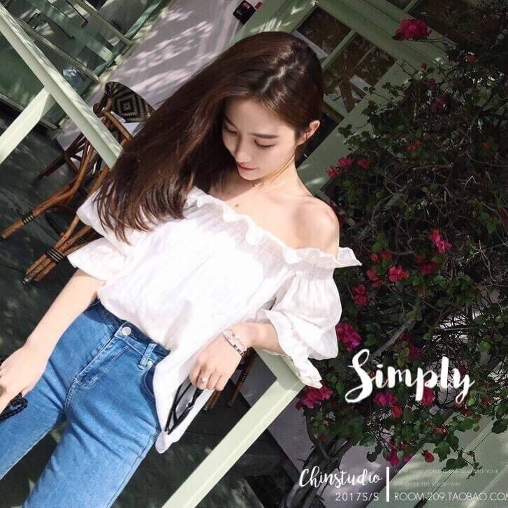 เสื้อปาดไหล่ แขนจั้ม แต่งลอนระบายน่ารักๆที่อกและแขน เนื้อผ้าดีมากกก แมตซ์กับอะไรก็น่ารัก งานสวย ใส่ออกมาน่ารักตามแบบเป๊ะเลยค่า