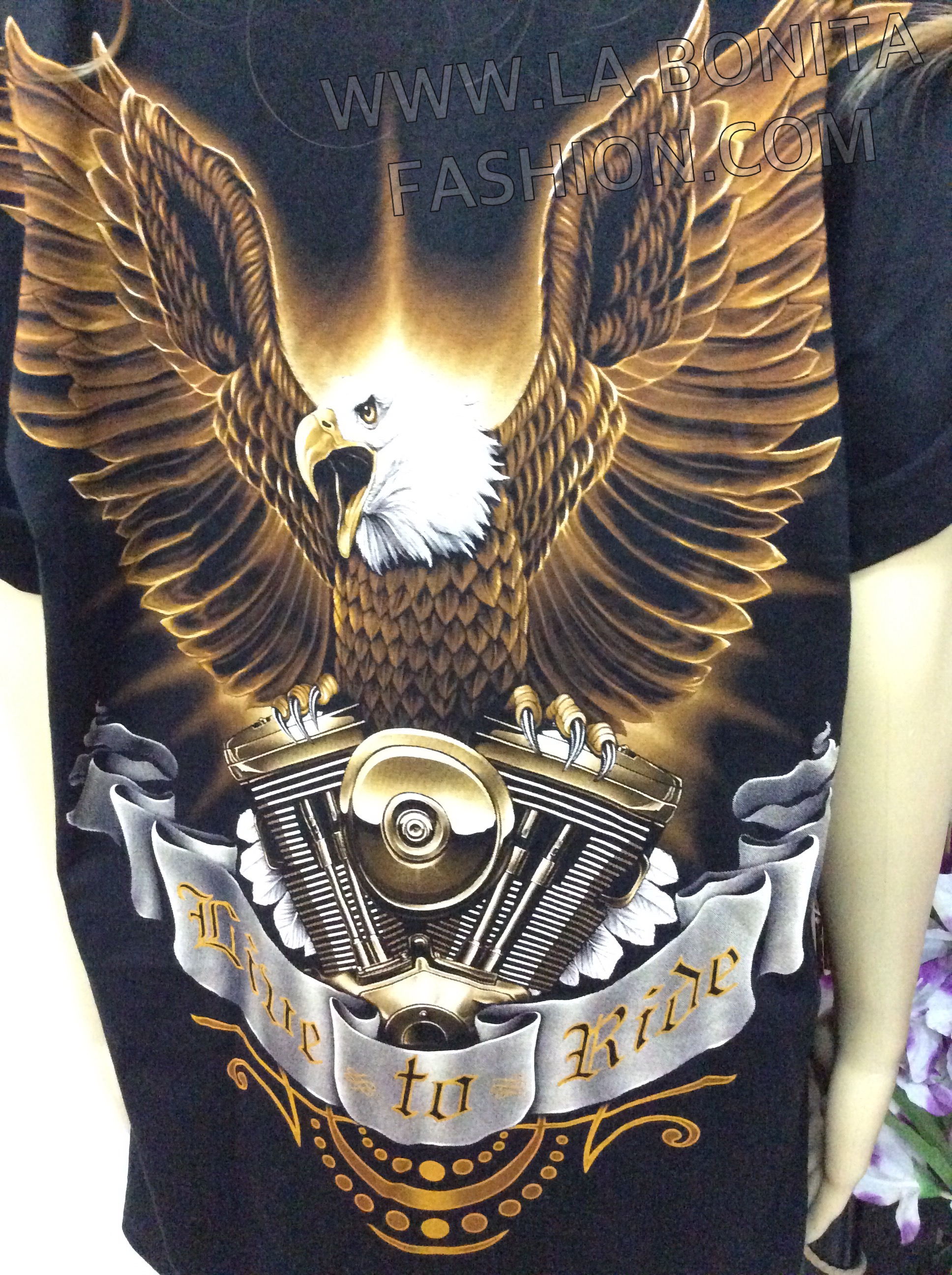 เสื้อยืดคอกลมสีดำ สกรีน3D ลายนกอิทรีกางปีกขับชอปเปอร์ ลายสกรีน3D สวยงาม ดูมีมิติ เสมือนจริง ลายสกรีนรูปนกอินทรีสีน้ำตาลทอง กางปีกผงาดอยู่เหนือชอปเปอร์คันงาม ลายสกรีนสวยเท่ห์มากๆค่ะ